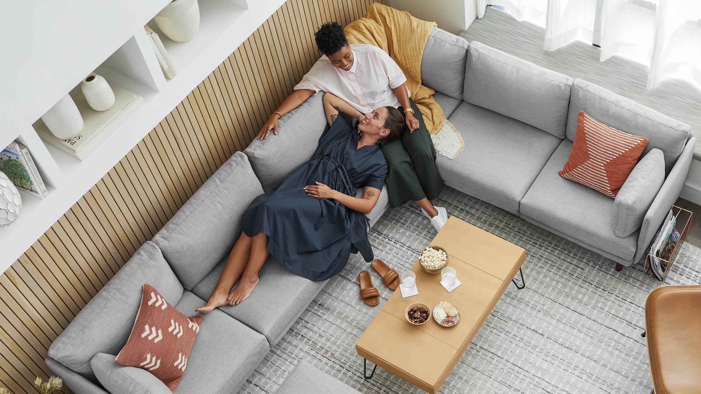 02_Field_CornerSectional_Lifestyle_dda60b8e-8e55-4212-aebd-9f08693e4061.jpg