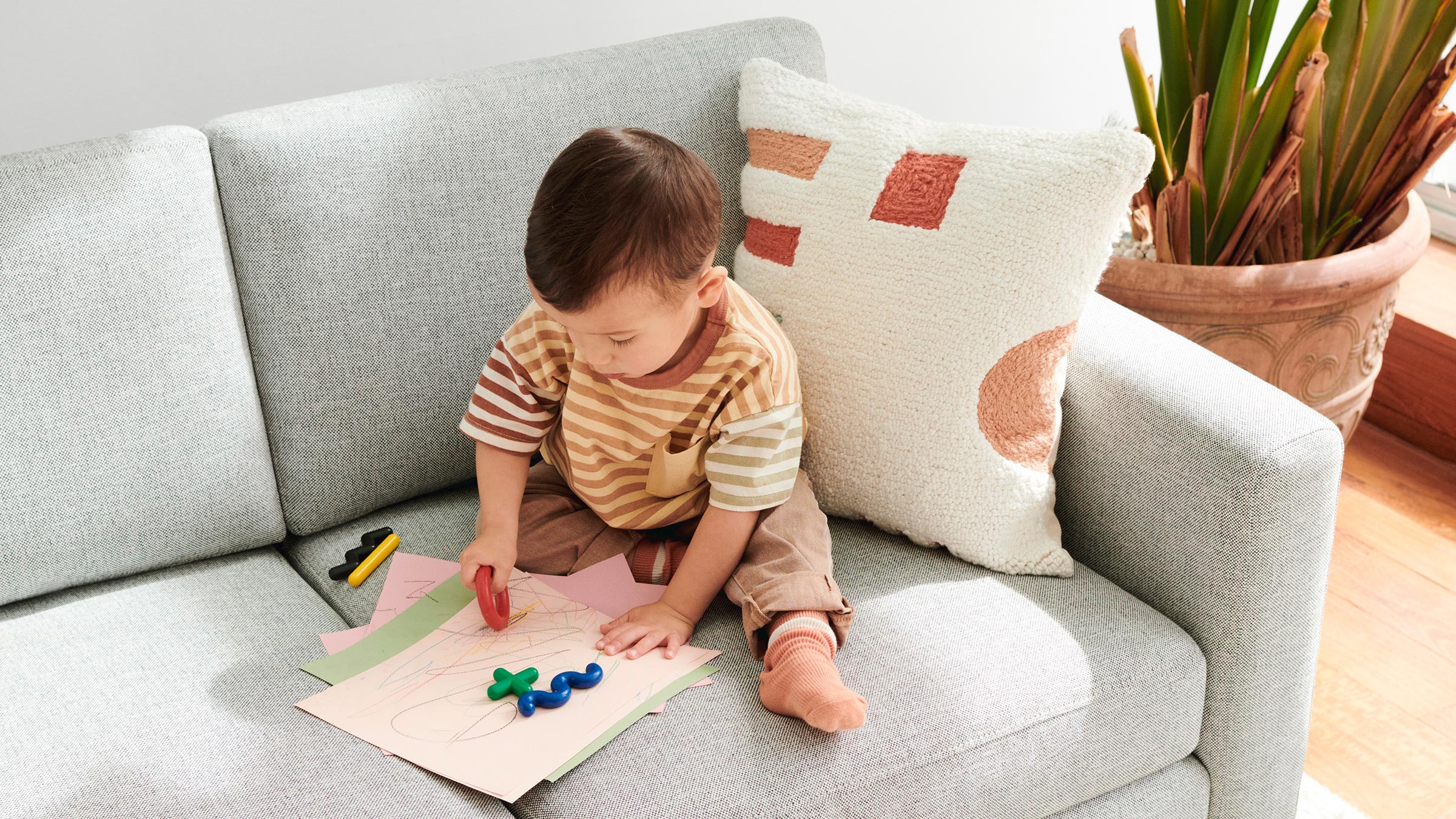 lifestyle-child_on_nomad_sofa_e383deab-9c20-480c-97f4-516a70eb33cd.jpg