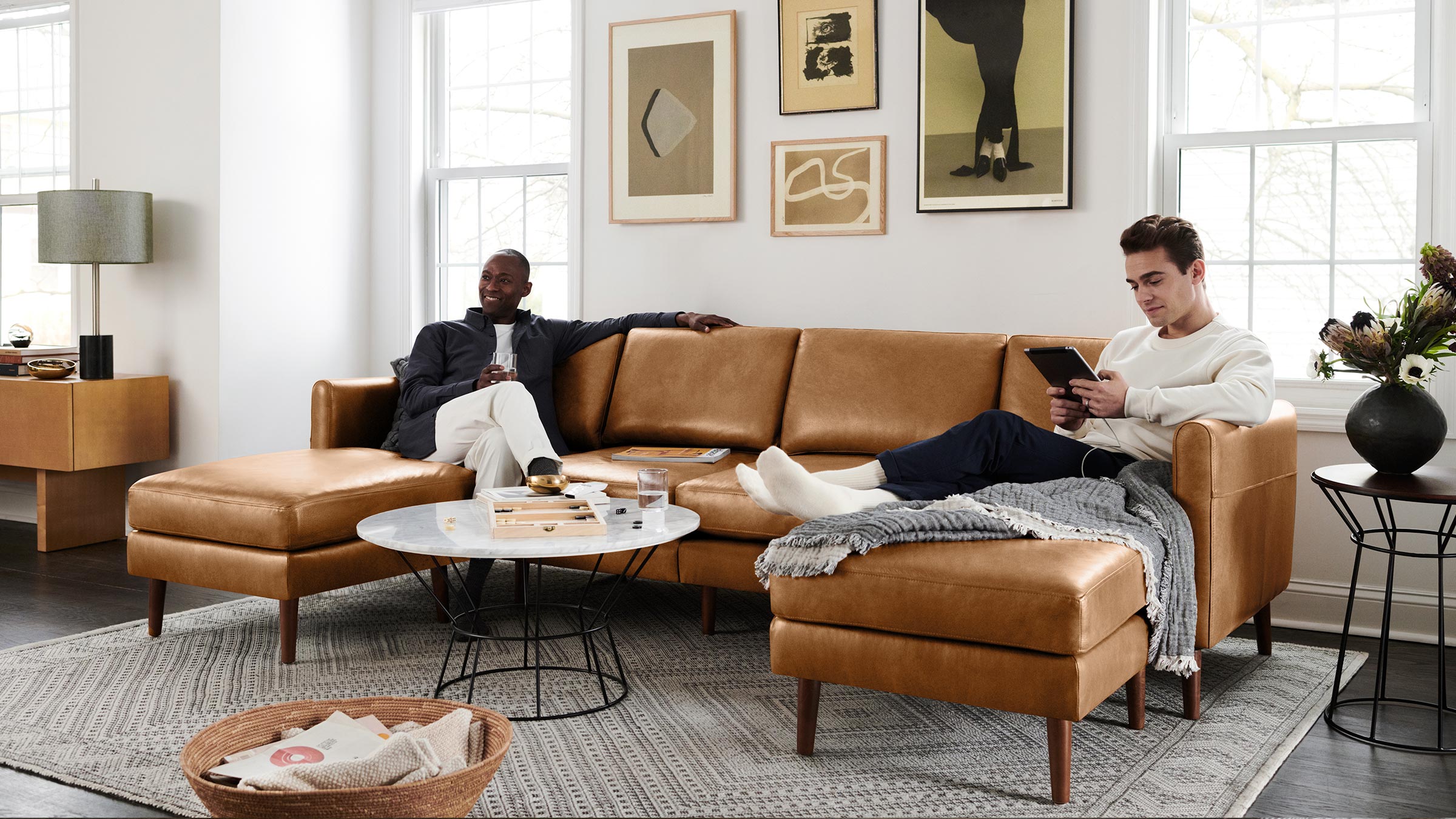 lifestyle_u_shaped_leather_nomad_two_men_cc019f04-26f4-4194-9e17-9e81f378c827.jpg